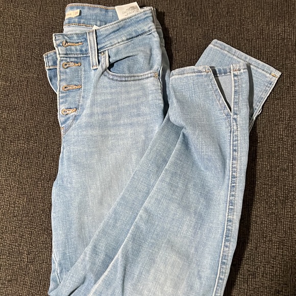 Levi High Rise - Picture 2 of 3